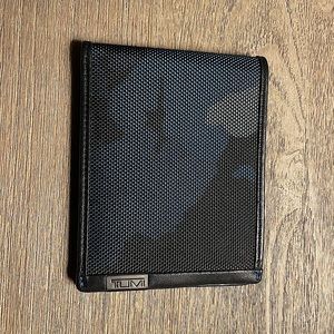 Tumi: Camo Large Wallet NWOT never used